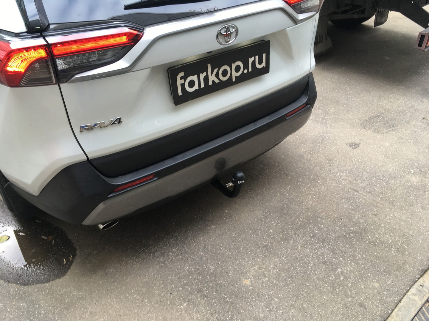 Установили фаркоп Aragon для Toyota RAV4 2020 г.