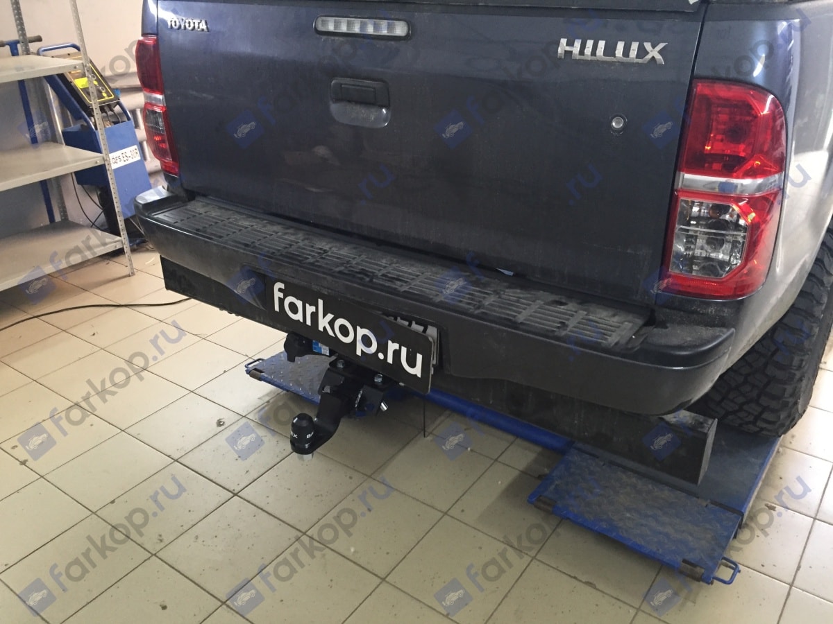 Установили фаркоп Baltex для Toyota Hilux 2014 г.